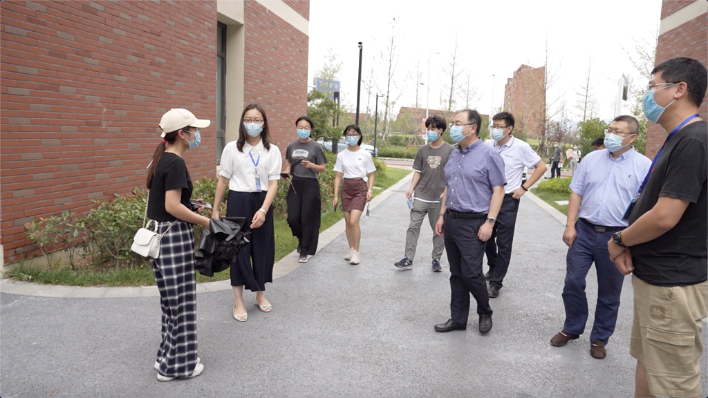 王凡院长了解学生住宿生活情况